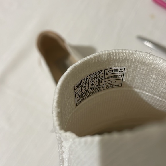 Ugg flats size 8 - Picture 5 of 6